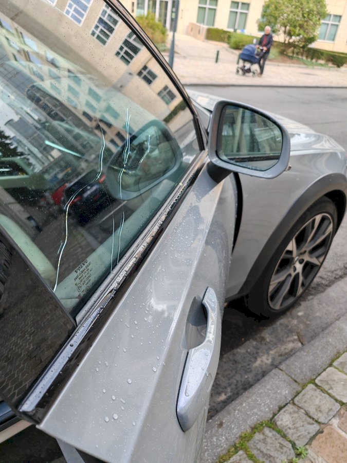 Polonyalı AB milletvekilinin aracı Brüksel’de hedef alındı: “Planlı saldırı gibi görünüyor”