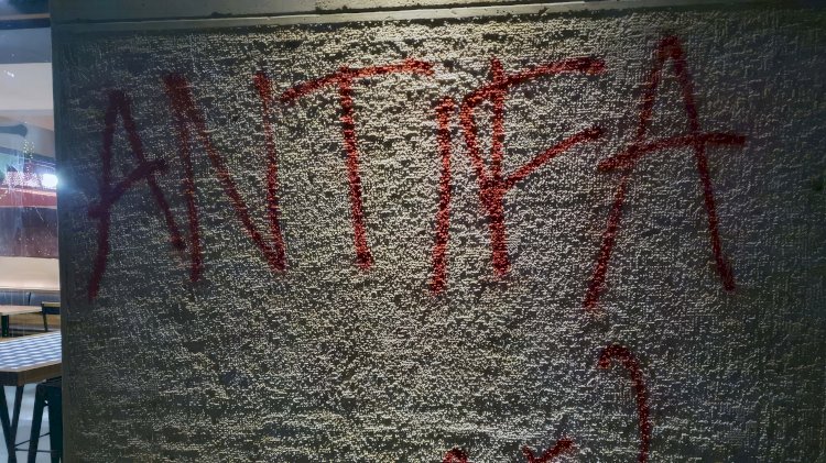 Liège’de Bouchez protestosu şiddete dönüştü: Belediye binasına saldırı, 8 gözaltı, 2 polis yaralı