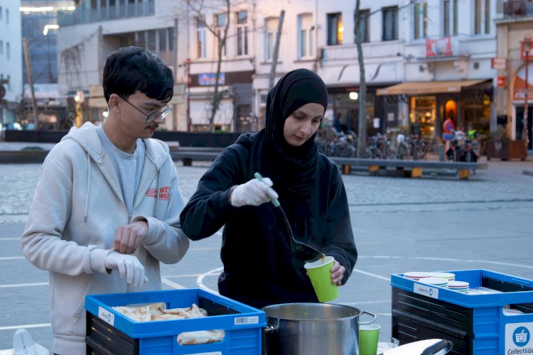 Antwerpen’de Ramazan dayanışması: Gençler De Coninckplein’de iftar dağıttı